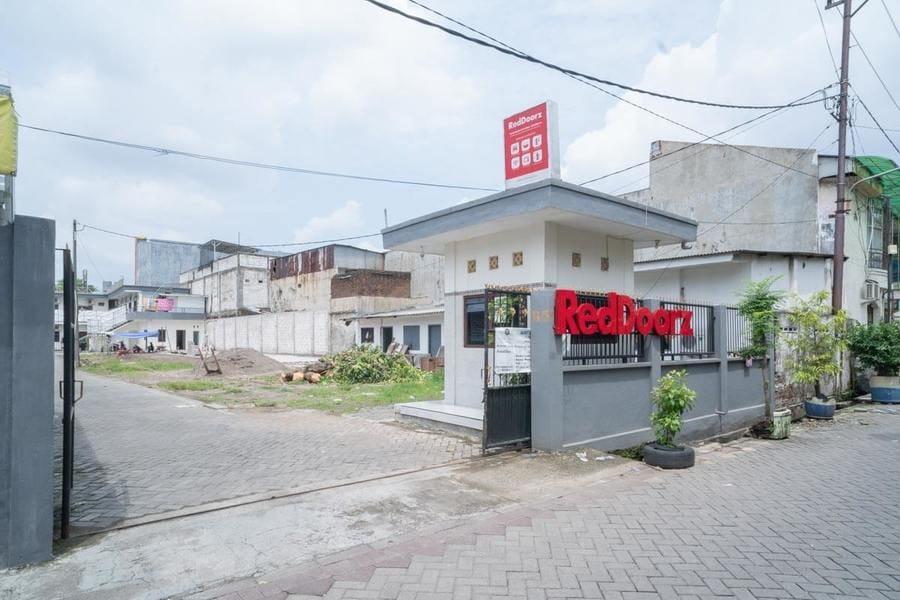 RedDoorz Plus near Cito Mall Surabaya