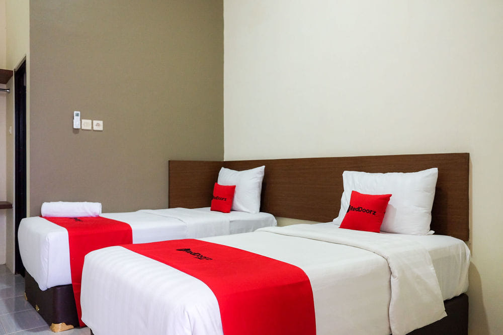 RedDoorz Twin Room