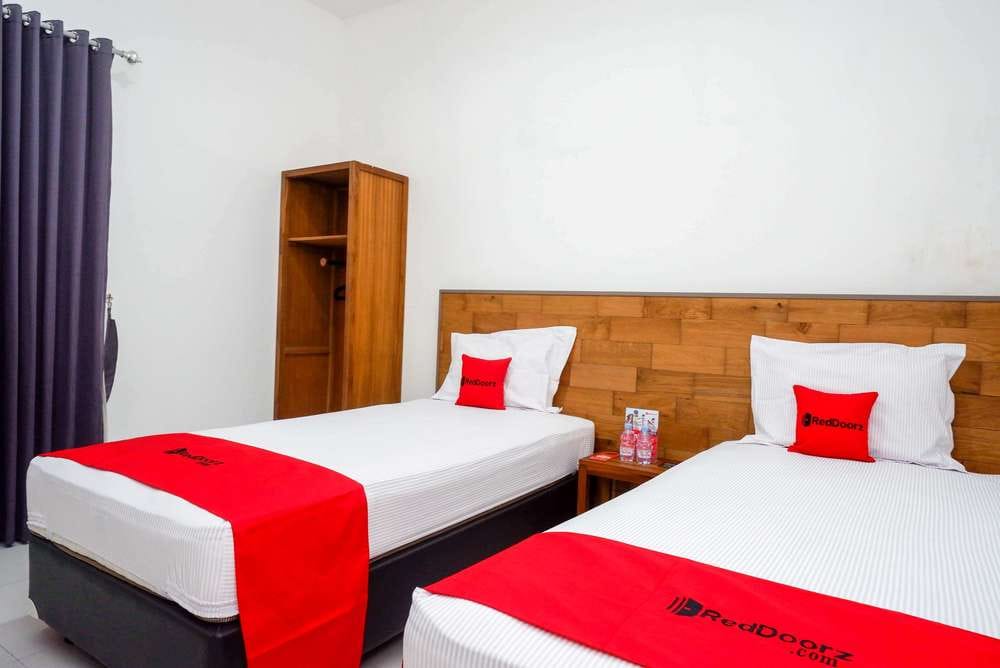 RedDoorz Twin Room