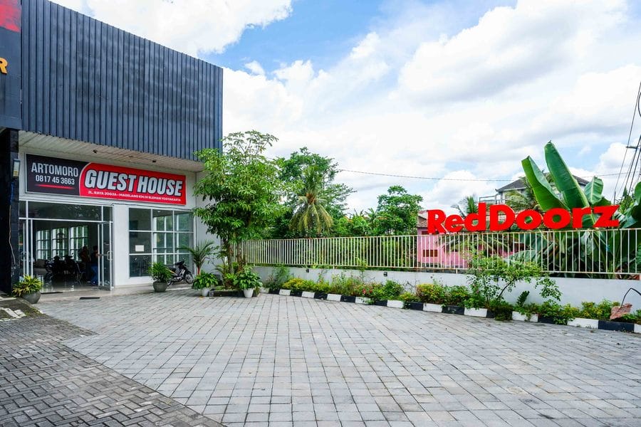 RedDoorz @ Artomoro Guest House