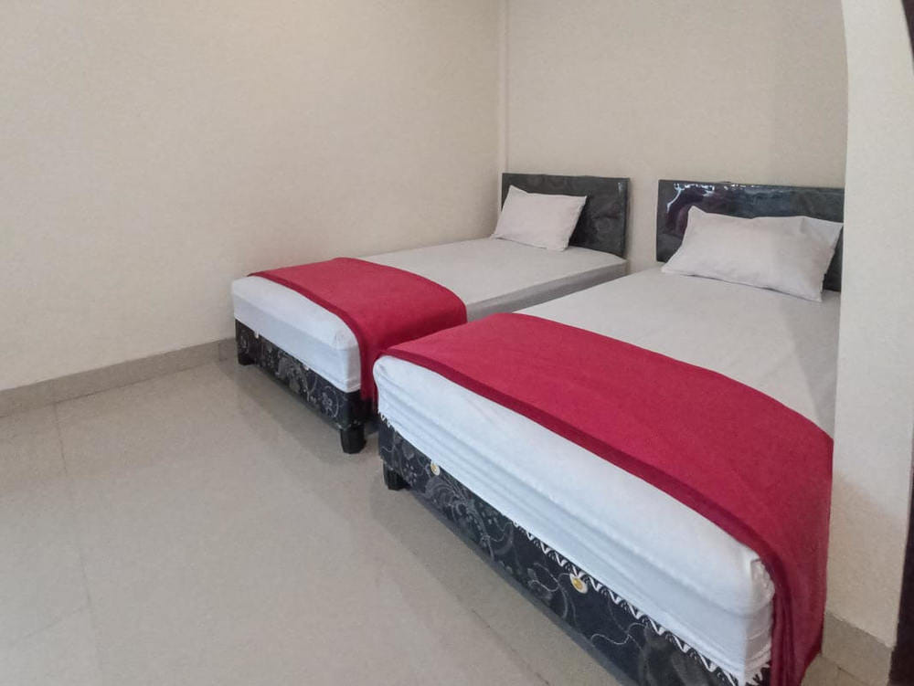 RedDoorz Twin Room