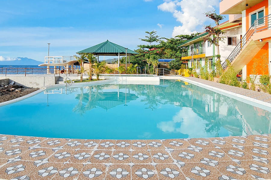 RedDoorz Plus @ Galucksea Beach Resort