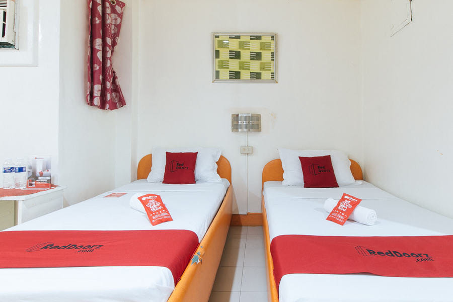 RedDoorz @ Eros Travellers Pensione