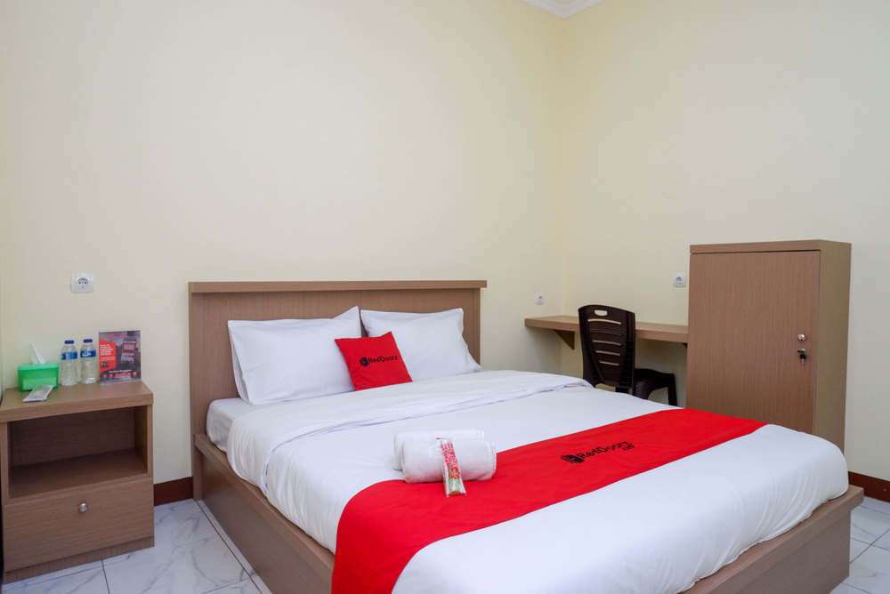 RedDoorz Deluxe Room