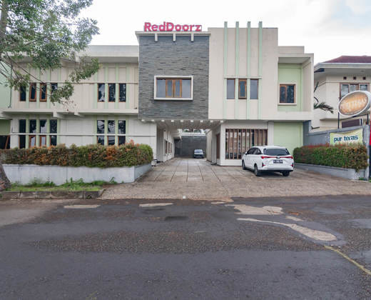 RedDoorz near Lembang Park & Zoo 2
