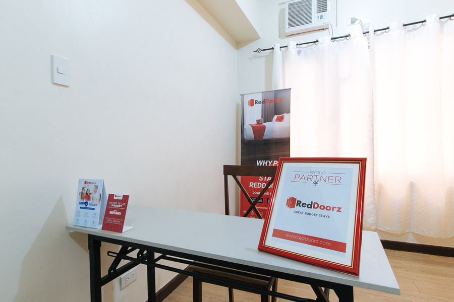 RedDoorz @ HF Golden Travellers Inn