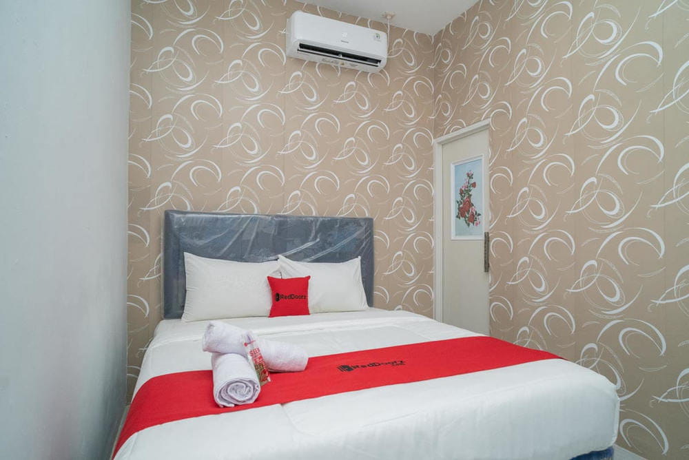 RedDoorz Single Room