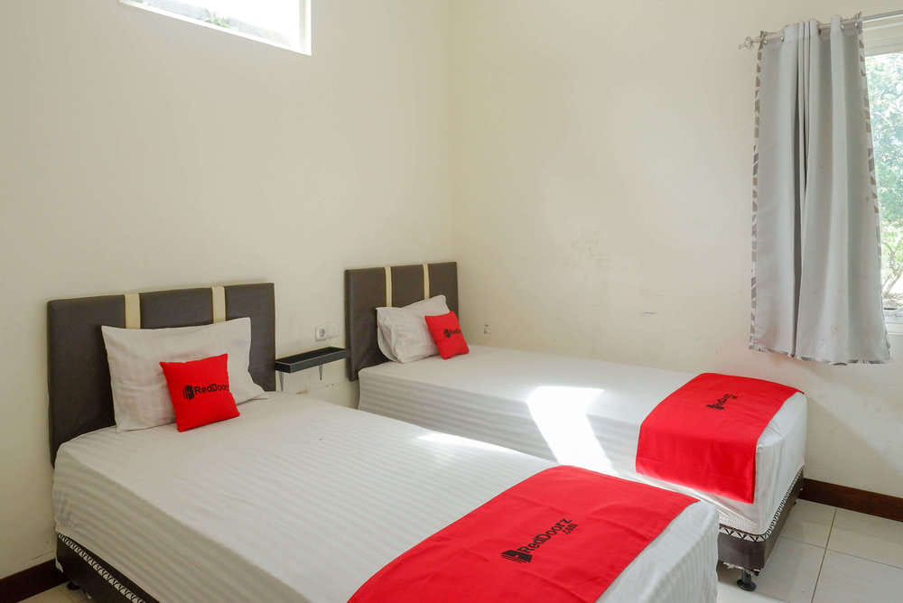 RedDoorz Twin Room