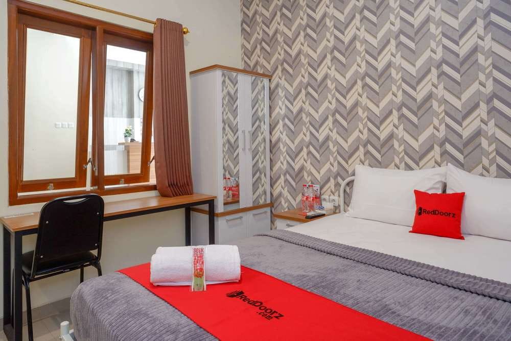 RedDoorz Deluxe Room