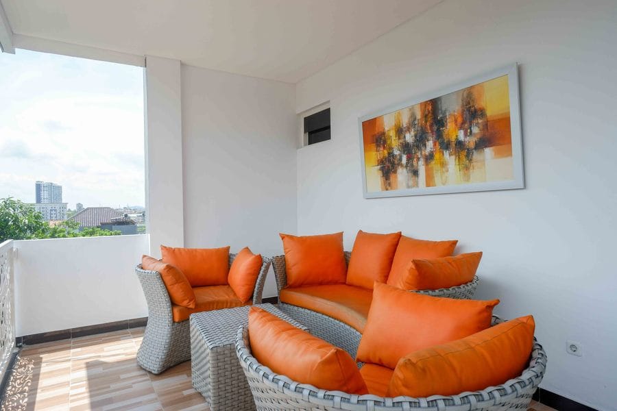 RedDoorz Plus near Patung Kuda Undip