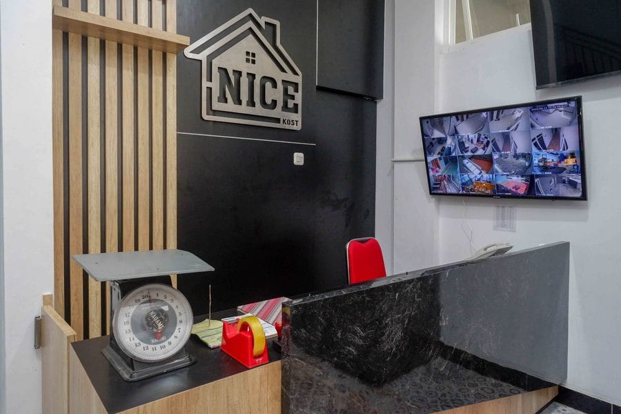 RedDoorz Plus near Patung Kuda Undip