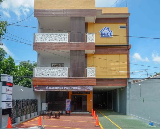 RedDoorz Plus near Patung Kuda Undip