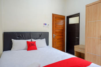RedDoorz Syariah near Purwosari Train Station
