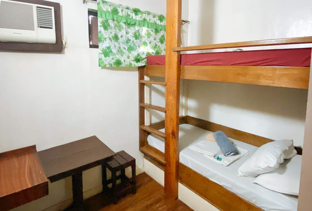 RedDoorz Twin Room