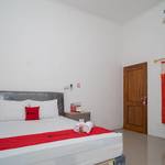 RedDoorz near RS Mitra Keluarga Waru