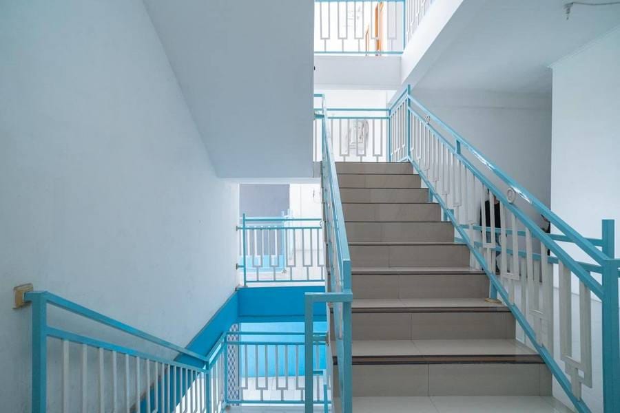 RedDoorz near RS Mitra Keluarga Waru