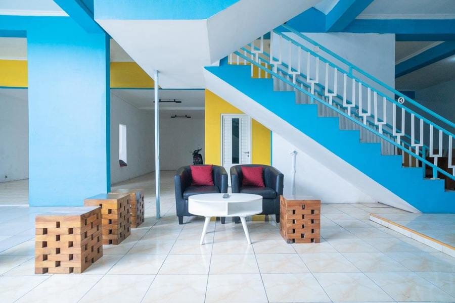 RedDoorz near RS Mitra Keluarga Waru