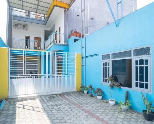 RedDoorz near RS Mitra Keluarga Waru
