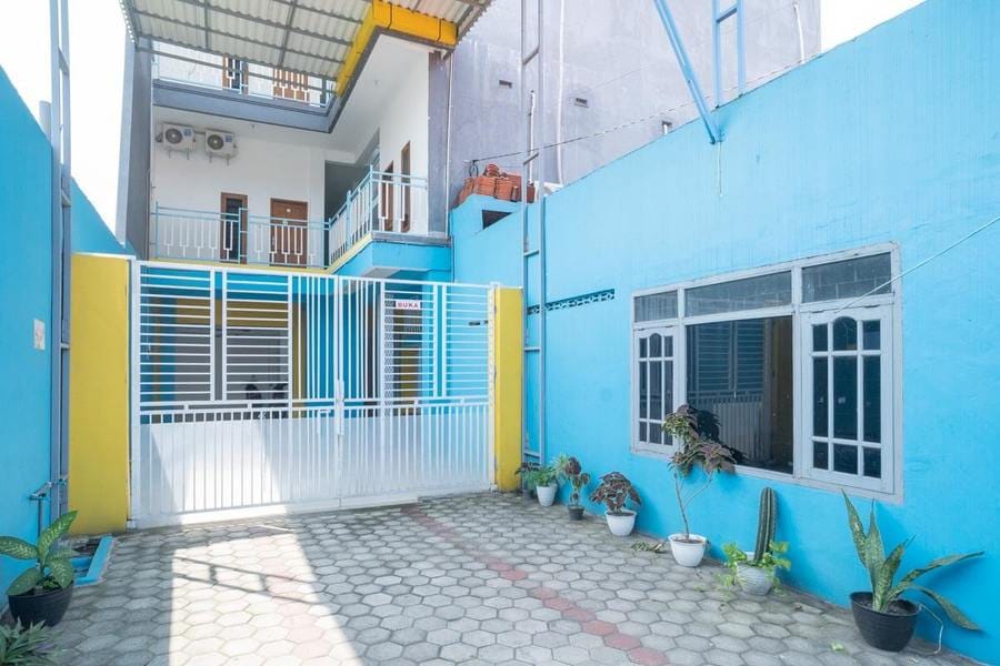 RedDoorz near RS Mitra Keluarga Waru