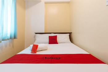 RedDoorz @ Moonwalk Paranaque