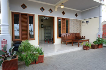 RedDoorz Syariah near Alun Alun Pacitan 2