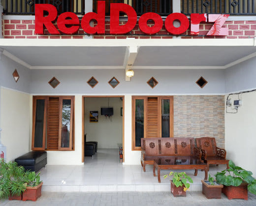 RedDoorz Syariah near Alun Alun Pacitan 2