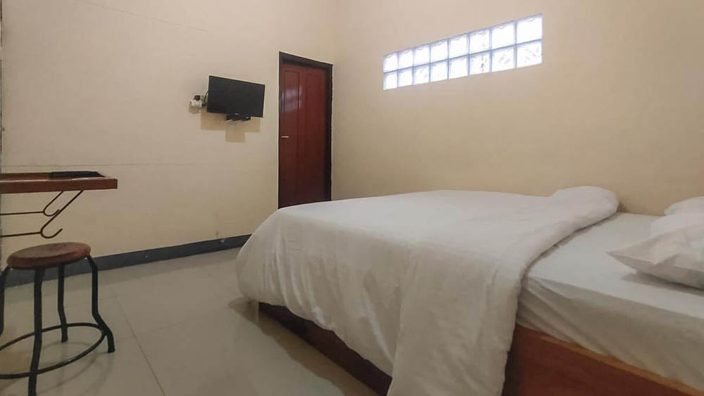 RedDoorz Twin Room