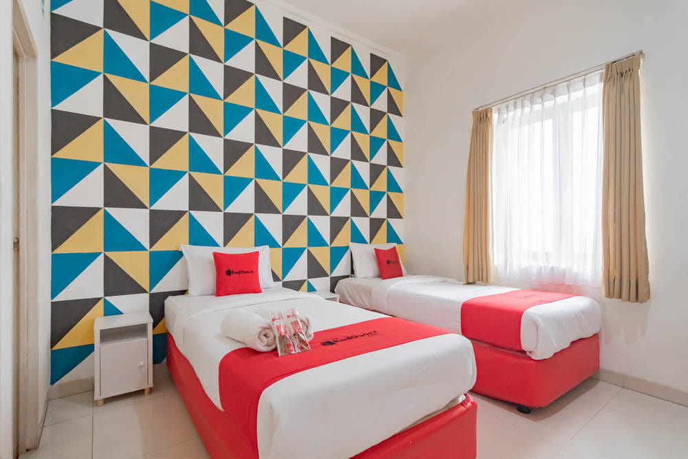 RedDoorz Twin Room