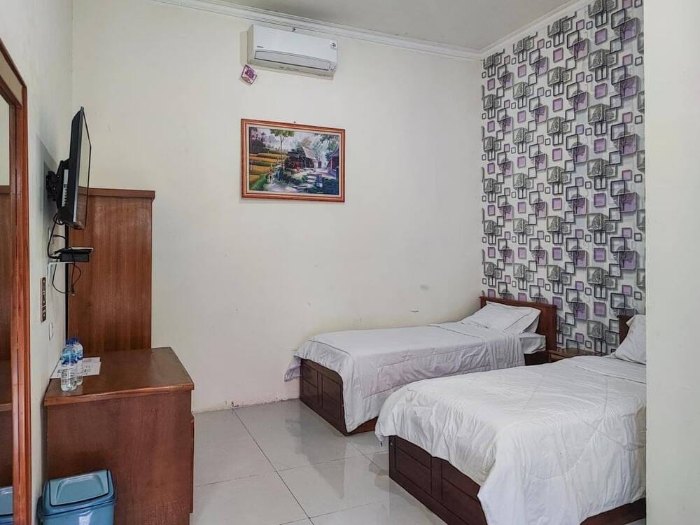 RedDoorz Twin Room