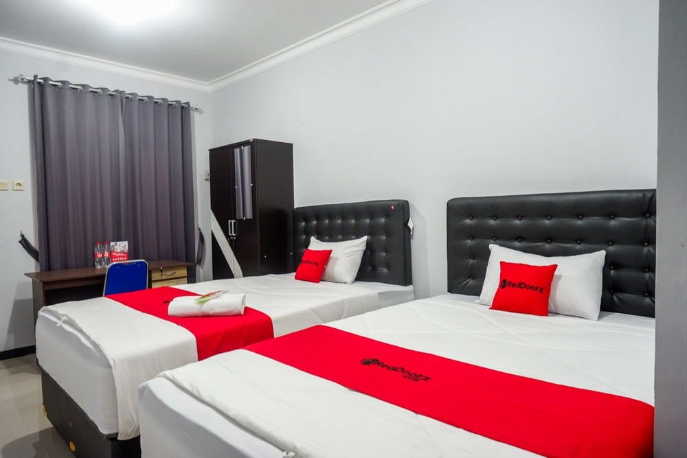RedDoorz Twin Room