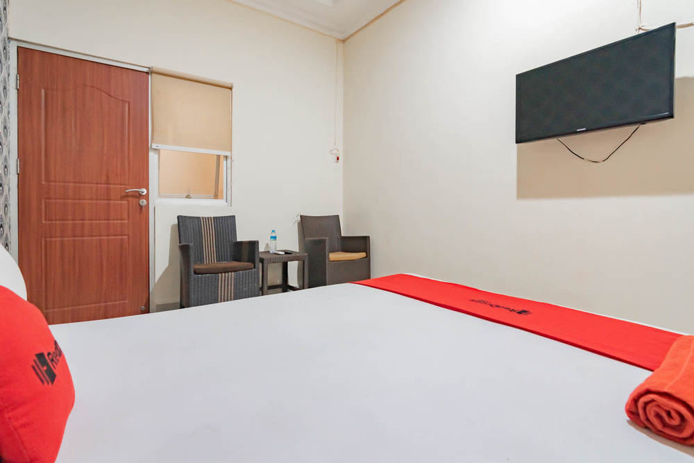 RedDoorz Twin Room