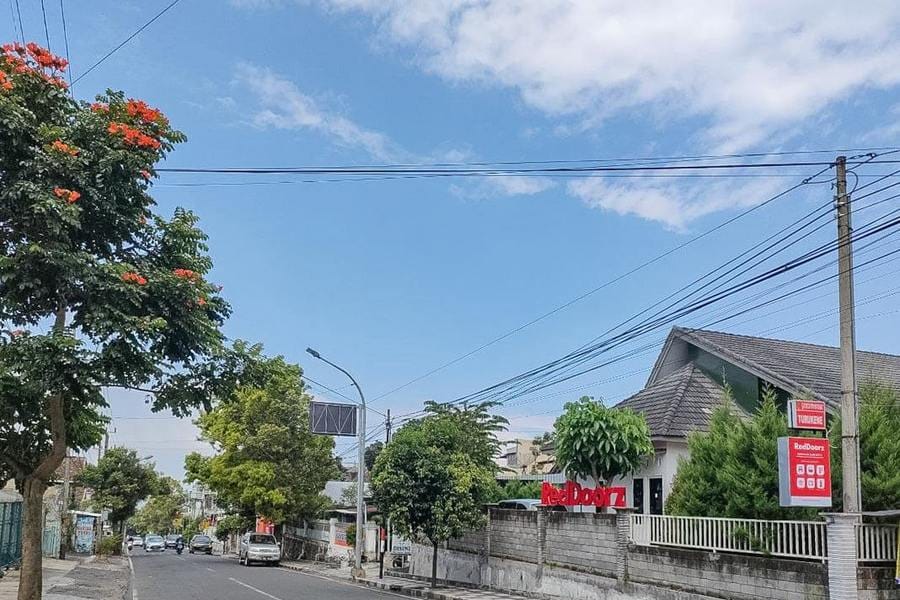 RedDoorz near Alun Alun Batu 2