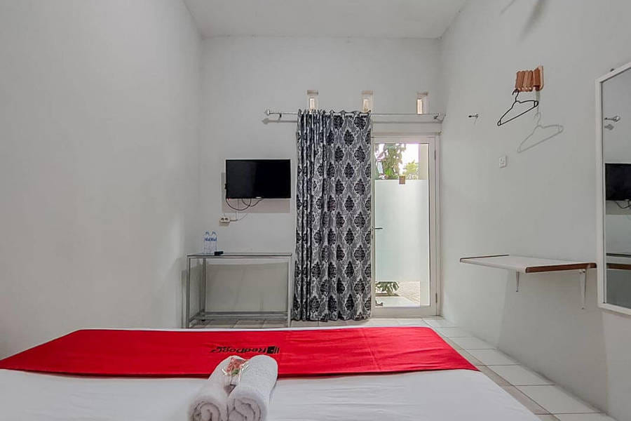 RedDoorz near Alun Alun Batu 2