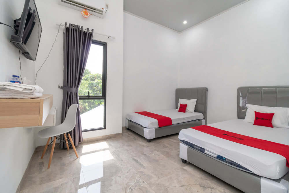 RedDoorz Twin Room