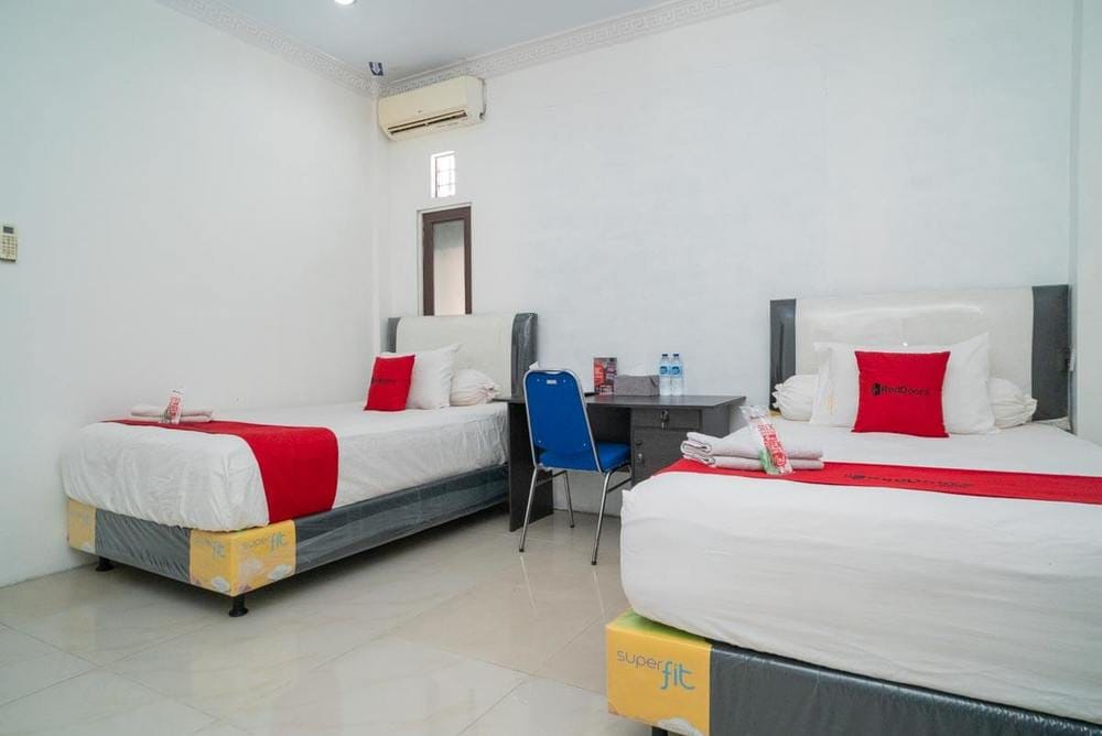 RedDoorz Twin Room