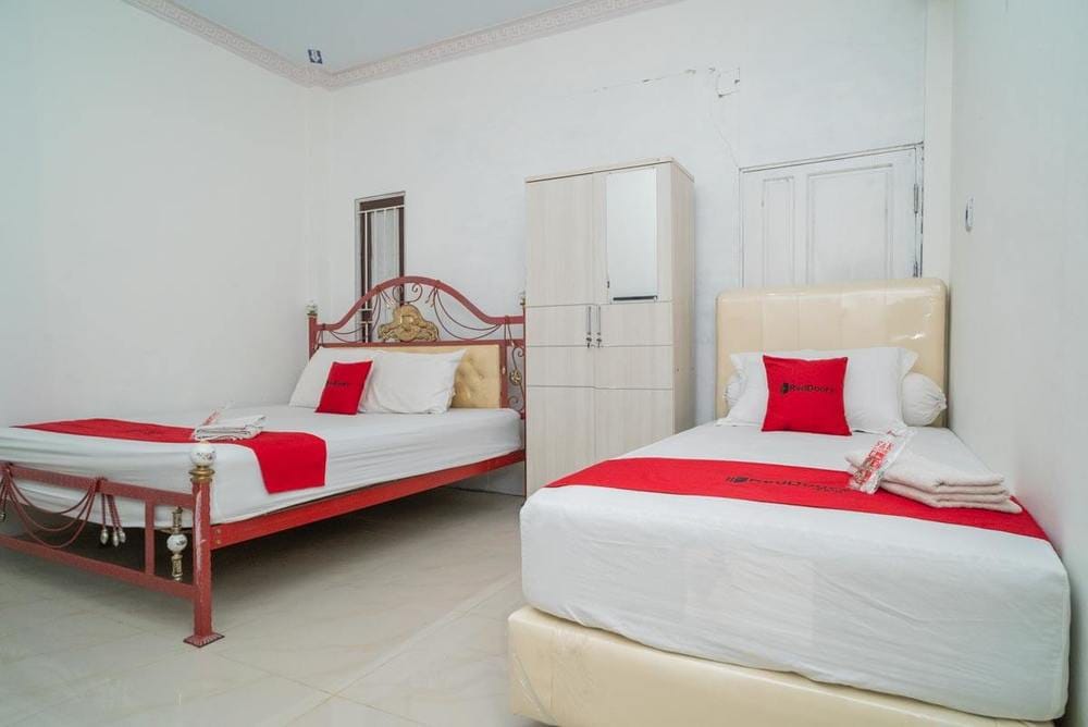 RedDoorz Deluxe Family Room