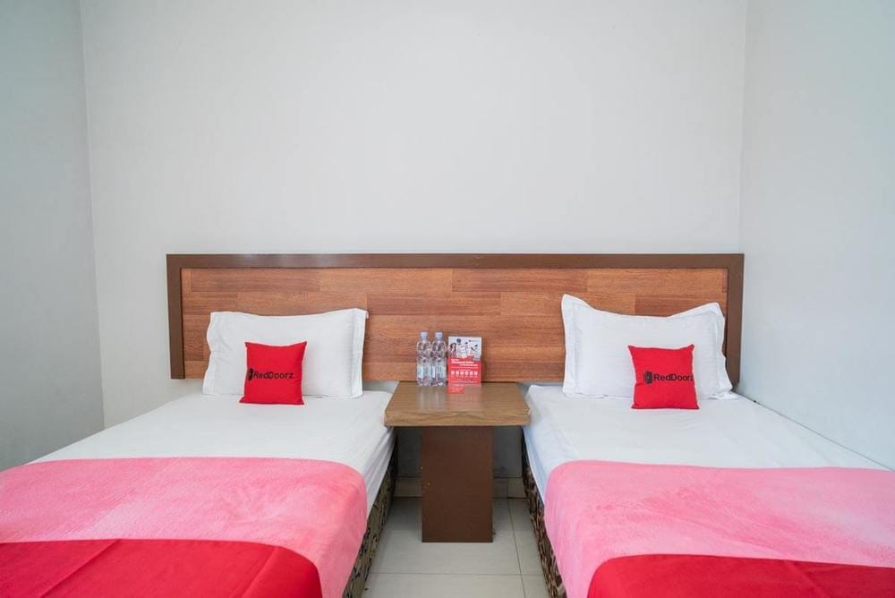 RedDoorz Twin Room