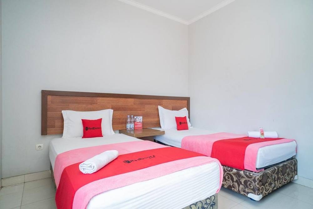 RedDoorz Deluxe Twin Room