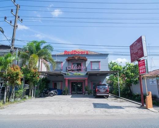 RedDoorz Syariah Near Tugu Dodol Kandangan