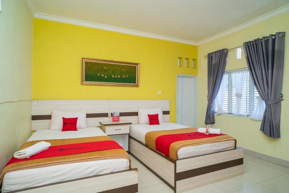 RedDoorz Twin Room