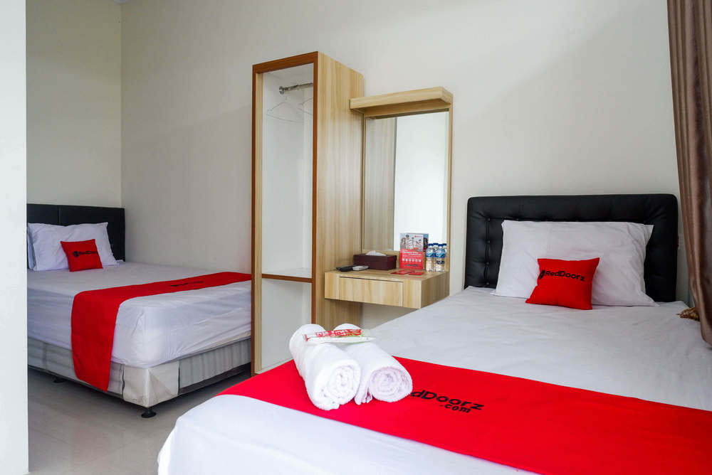 RedDoorz Twin Room