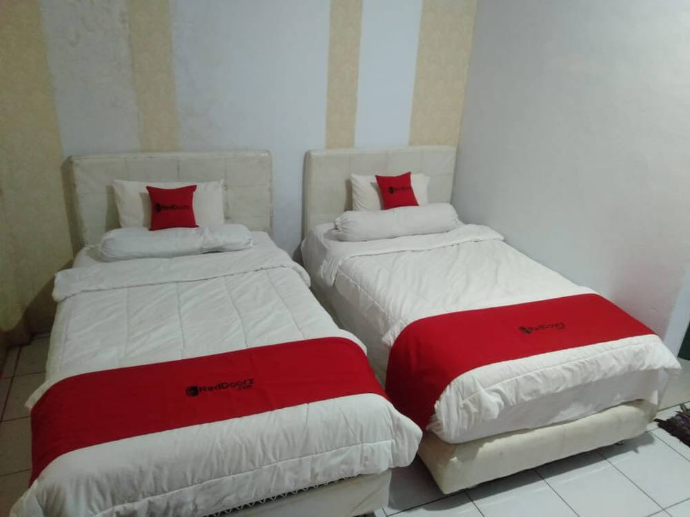 RedDoorz Superior Twin Room