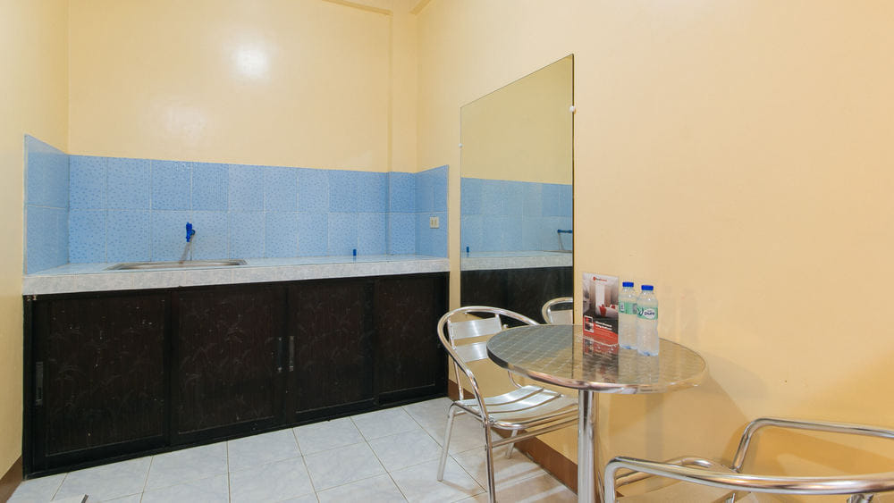 RedDoorz Family Room (6 Adults)
