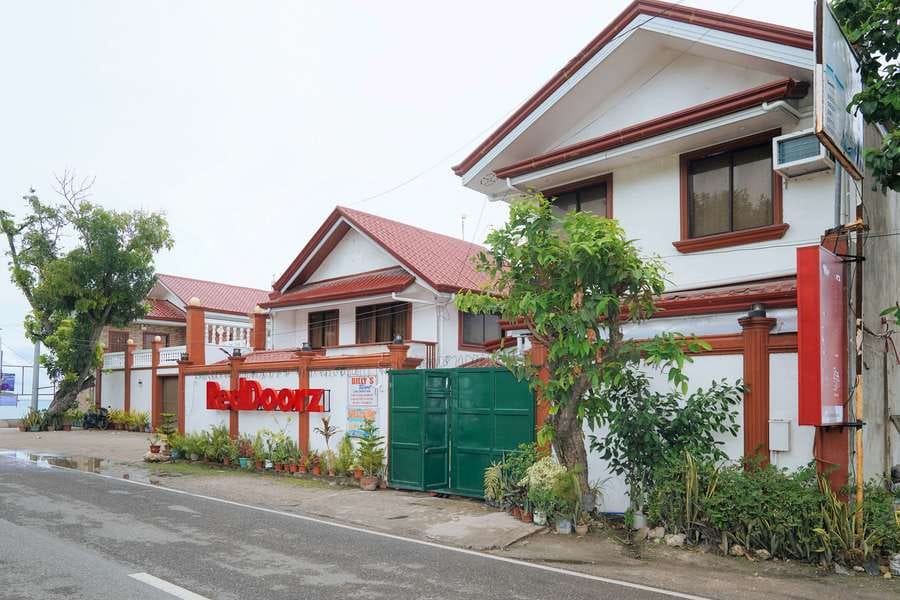 RedDoorz Plus @ Billy's Resort Oslob