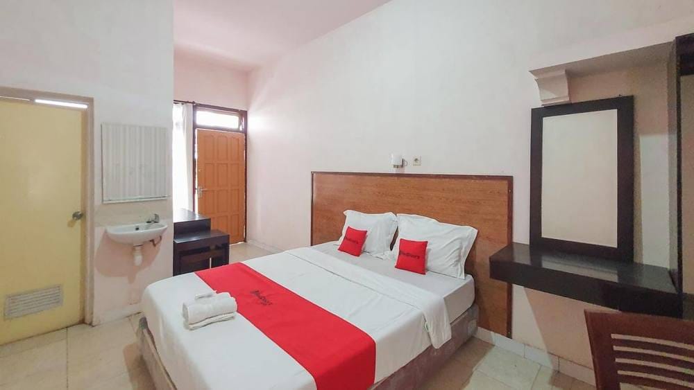 RedDoorz Deluxe Room
