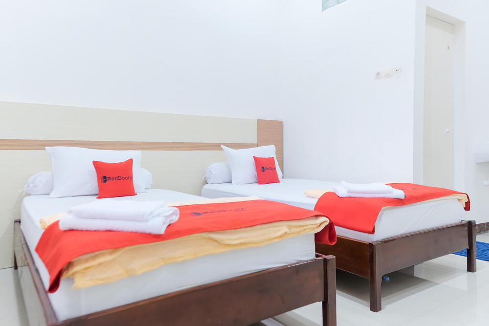 RedDoorz Twin Room