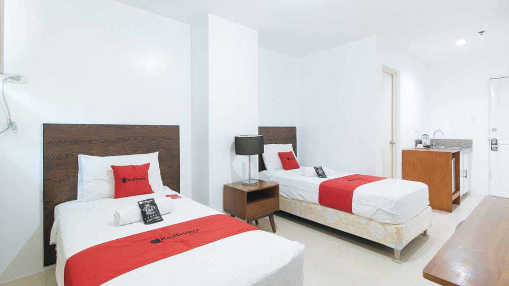 RedDoorz Twin Room