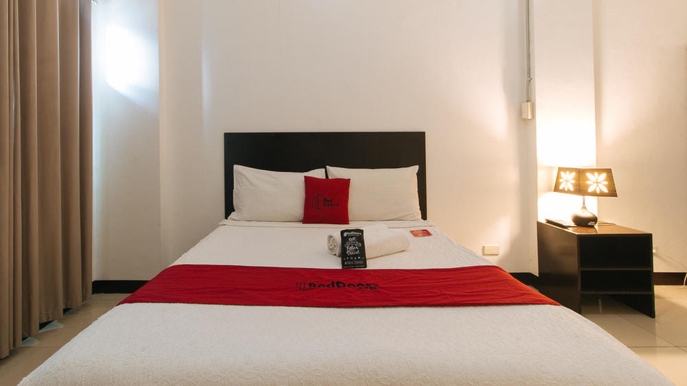 RedDoorz Deluxe Room