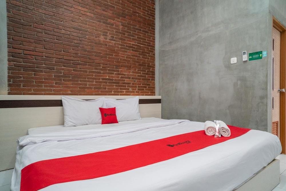 RedDoorz Room