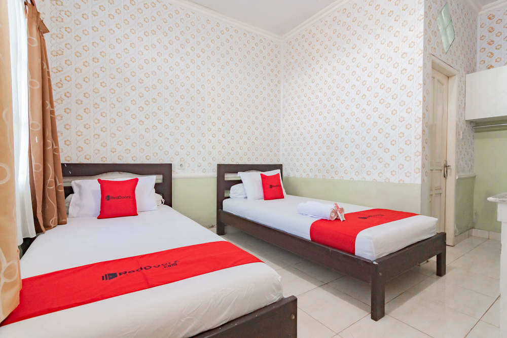 RedDoorz Twin Room
